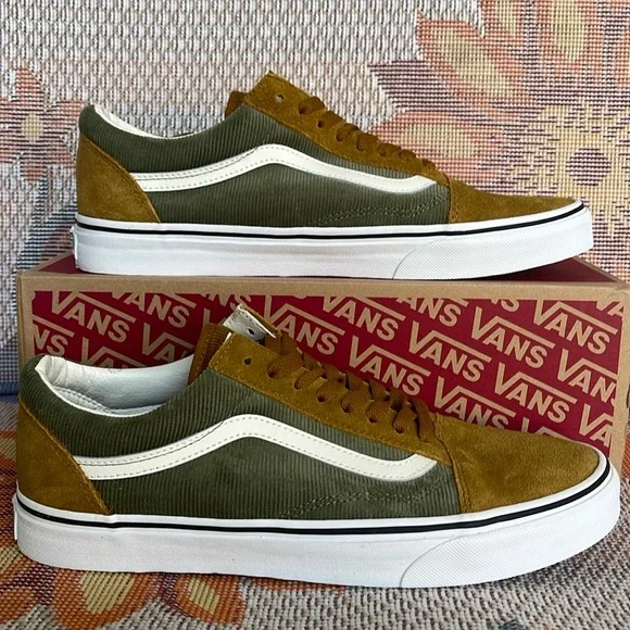 Vans Men’s Old Skool
Mini Cord Green/Brown
VN000ZNIT20A
Sneakers

Corduroy Shoe - Picture 7 of 16
